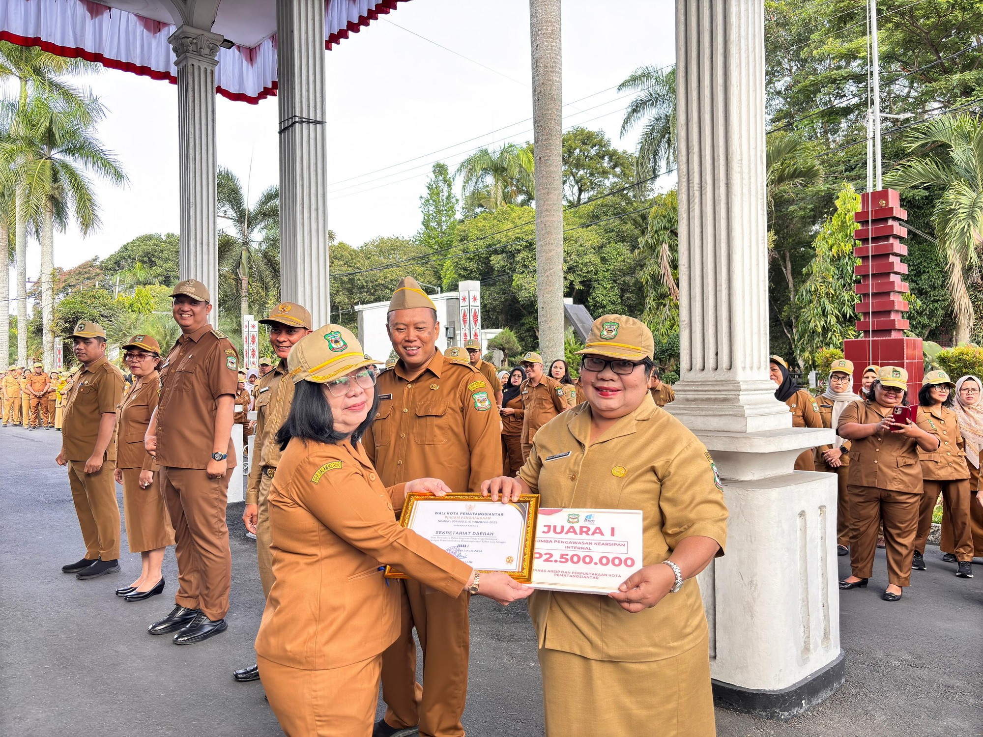 Penyerahan Hadiah Penghargaan Pengawasan Kearsipan Internal di Pemerintah Kota Pematangsiantar Tahun